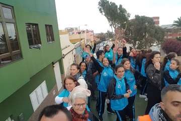 La  carroza anunciadora del Carnaval recorrió este miércoles el centro de la ciudad (Foto TA)